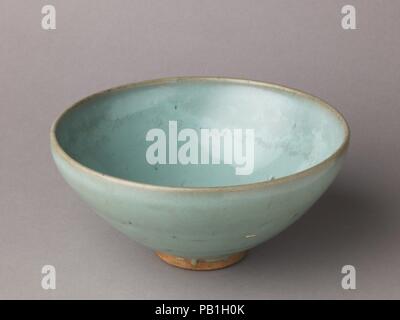 Deep bowl, Jun ware. Culture: Chinese. Dimensions: Diameter:  7 5/8 in (19.4cm.). Date: 11th-12th century. Museum: Metropolitan Museum of Art, New York, USA. Stock Photo