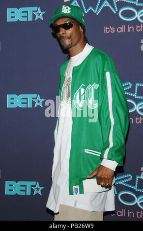 Snoop Dogg backstage at the BET Awards at the Shrine Auditorium  In Los Angeles. . June 27, 2006.26 SnoopDogg177 Red Carpet Event, Vertical, USA, Film Industry, Celebrities,  Photography, Bestof, Arts Culture and Entertainment, Topix Celebrities fashion /  Vertical, Best of, Event in Hollywood Life - California,  Red Carpet and backstage, USA, Film Industry, Celebrities,  movie celebrities, TV celebrities, Music celebrities, Photography, Bestof, Arts Culture and Entertainment,  Topix, vertical, one person,, from the years , 2006 to 2009, inquiry tsuni@Gamma-USA.com - Three Quarters Stock Photo