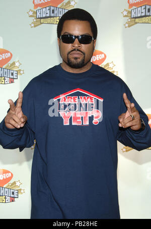 Ice Cube arriving at the Nickelodeon's 20th Annual Kids' Choice Awards 2007 at the Pauley Pavillion at UCLA In Los Angeles.  3/4 sun glass eye contact IceCube051 Red Carpet Event, Vertical, USA, Film Industry, Celebrities,  Photography, Bestof, Arts Culture and Entertainment, Topix Celebrities fashion /  Vertical, Best of, Event in Hollywood Life - California,  Red Carpet and backstage, USA, Film Industry, Celebrities,  movie celebrities, TV celebrities, Music celebrities, Photography, Bestof, Arts Culture and Entertainment,  Topix, vertical, one person,, from the years , 2006 to 2009, inquiry Stock Photo
