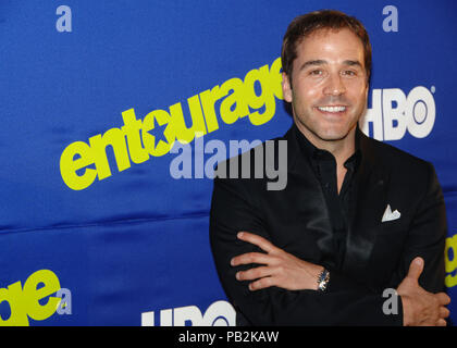 Jeremy Piven arriving at ENTOURAGE Premiere at the Arcligth Theatre In Los Angeles.  June 1st 2006.17 PivenJeremy018 Red Carpet Event, Vertical, USA, Film Industry, Celebrities,  Photography, Bestof, Arts Culture and Entertainment, Topix Celebrities fashion /  Vertical, Best of, Event in Hollywood Life - California,  Red Carpet and backstage, USA, Film Industry, Celebrities,  movie celebrities, TV celebrities, Music celebrities, Photography, Bestof, Arts Culture and Entertainment,  Topix, vertical, one person,, from the years , 2006 to 2009, inquiry tsuni@Gamma-USA.com - Three Quarters Stock Photo