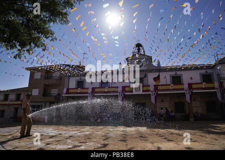 Carpio Tajo, Toledo, Spain. 25th July, 2018. A man seen watering the enclosure where the horses will run the festival.The St. James Festival in the village of El Carpio de Tajo near Toledo, Spain. The event involves horsemen galloping towards geese suspended by their feet as the mounted participant yanks on the bird's neck until it is torn off. Credit: Manu Reino/SOPA Images/ZUMA Wire/Alamy Live News Stock Photo