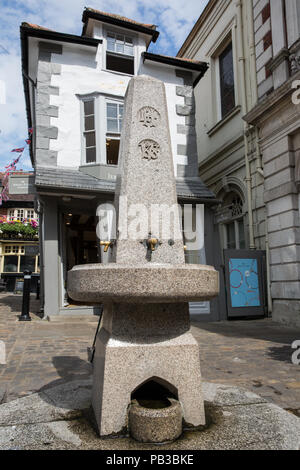 Windsor, UK. 26th July, 2018. UK Weather: A drinking fountain erected outside the Guildhall in 1878 has proved very popular during the prolonged summer heatwave. Temperatures have already reached 35C today at nearby Heathrow airport. Credit: Mark Kerrison/Alamy Live News Stock Photo