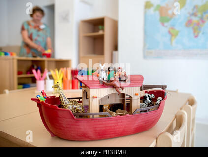 Gifhorn, Germany. 26th July, 2018. A Noah's Ark stands on a table at the opening of the Christian-Muslim kindergarten 'Abrahams Kinder' (lit.' Abraham's children'). The new project stands the Muslim DITIB mosque, the Catholic St. Altfrid parish and the Protestant foundation Diakonie. Credit: Hauke-Christian Dittrich/dpa/Alamy Live News Stock Photo