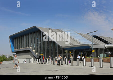 The New Entrance of Reading train station at night time where taxis ...