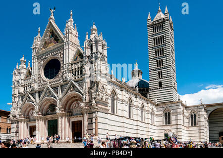People viewing The Gothic Cattedrale Di Santa Maria Assunta, in the medieval city of, Sienna, Tuscany, Italy Stock Photo