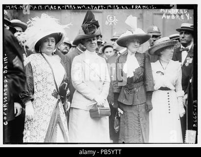 . English: Photo shows women including Harriet T. Mack, wife of Norman E. Mack (1858-1932) who was National Chairman of the Democratic Party and Mrs. Helen (Herron) Taft (1861-1943), wife of President William Howard Taft, at the 1912 Democratic National Convention in Baltimore, Maryland. June or July 1912 1067 Mrs. Norman Mack, Mrs. Wm. Taft, Mrs. L.L. Francis, Mildred Aubrey Stock Photo