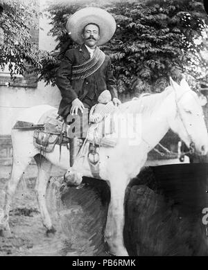 . English: Doroteo Arango Arámbula (June 5, 1878 – July 23, 1923), better known as Francisco or 'Pancho' Villa, a Mexican Revolutionary general. Español: Doroteo Arango Arámbula (5 junio 1878 - 23 julio 1923), mejor conocido como Francisco o 'Pancho' Villa, un general mexicano revolucionario. between 1908 and 1919 1163 Pancho villa horseback Stock Photo