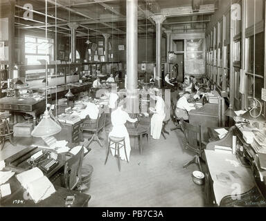 1014 Men and women at work in the counting room of an unidentified office Stock Photo