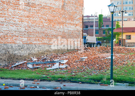 Sandusky, Ohio, USA. 26th July 2018. As a result of the high winds on July 26 2018, this roof was blown off a building downtown Sandusky, Ohio. Causing damage to cars around the building and taking power lines down. Fortunately there were no injuries reported Credit: Jeff Warneck/Alamy Live News Stock Photo