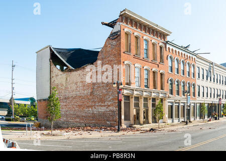 Sandusky, Ohio, USA. 26th July 2018. As a result of the high winds on July 26 2018, this roof was blown off a building downtown Sandusky, Ohio. Causing damage to cars around the building and taking power lines down. Fortunately there were no injuries reported Credit: Jeff Warneck/Alamy Live News Stock Photo