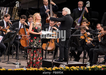 Berlin, Deutschland. 24th June, 2018. 19/Berliner Philharmoniker, conductor Sir Simon Rattle with his wife, the mezzo-soprano Magdalena Kozena, live in the Berlin Waldbuehne on 24.06.2018. Classical, Orchestra, Last Concert with Sir Simon Rattle, Music | usage worldwide Credit: dpa/Alamy Live News Stock Photo