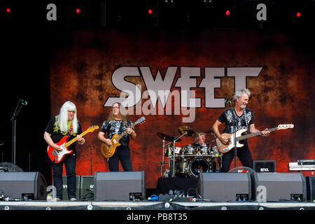 Berlin, Deutschland. 09th June, 2018. 16/SWEET, Andy SCOTT, Peter LINCOLN, Bruce BISLAND and Tony O'HORA, from left to right, Glam Rock Band, UK, 50th Anniversary Open Air, Performance, 09.06.2018, open air, Citadel Music Festival 2018, Citadel, Berlin, Germany, overview <english>, SWEET, rock band, GB, performing on June 09, 2018, at citadel, Berlin, Germany, overview, | usage worldwide Credit: dpa/Alamy Live News Stock Photo