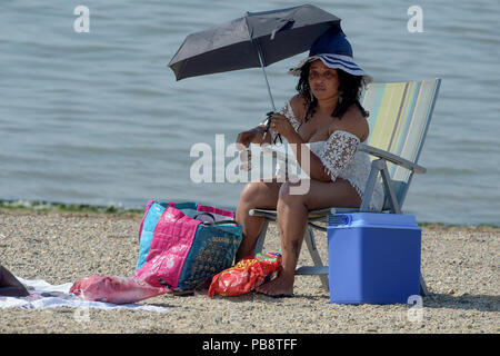 Southend on Sea, Essex. 27th July 2018. UK Weather: Visitors to Southend on Sea Essex enjoy the hottest day of the year. 27th July 2018 Credit: MARTIN DALTON/Alamy Live News Stock Photo