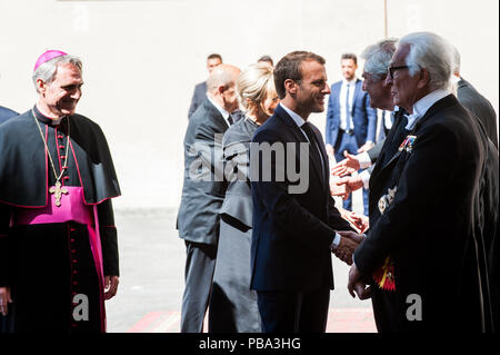 French President Emmanuel Macron, accompanied by his wife Brigitte Macron and Archbishop Georg Gaenswein, shakes hands with Papal Gentlemen as he arrives for the meeting with Pope Francis at the Vatican.  Featuring: Emmanuel Macron, Brigitte Macron, Georg Gaenswein Where: Vatican City, Holy See When: 26 Jun 2018 Credit: Catholic Press Photo/IPA/WENN.com  **Only available for publication in UK, USA, Germany, Austria** Stock Photo