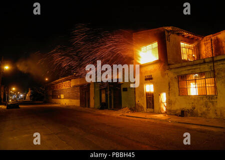 Fire. Orange Color. Una casa abandonada  se incendio esta media noche en calle sufragio efectivo en el centro de la ciudad Stock Photo