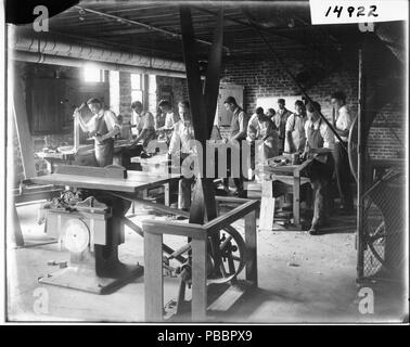 1129 Ohio State Normal College manual arts class in woodshop 1915 (3191330013) Stock Photo