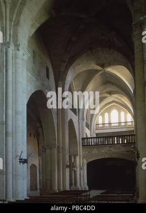 INTERIOR DE LA IGLESIA HACIA EL CORO. Location: MONASTERIO DE IRACHE, AYEGUI, NAVARRA, SPAIN. Stock Photo