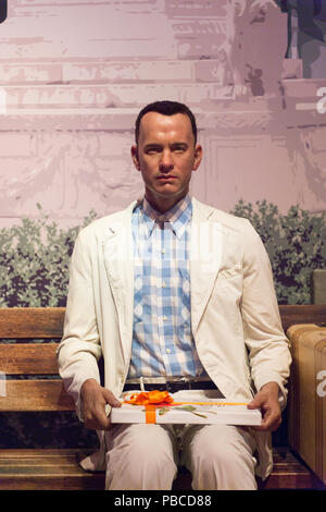 Forrest gump tom hanks bench hi-res stock photography and images - Alamy