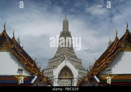 Temple of Dawn AKA Wat Makok AKA Olive Temple AKA Wat Arun, is an ancient temple in Bangkok, Thailand from Ayutthaya period in a cloudy day Stock Photo