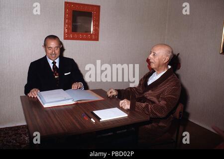 ARIAS NAVARRO, CARLOS. POLITICO ESPAÑOL . MADRID 1908 - 1989. EN LA FOTO : DESPACHANDO CON EL GENERAL FRANCISCO FRANCO EN LA CLINICA , AÑO 1975. SFGP / © KORPA. Stock Photo