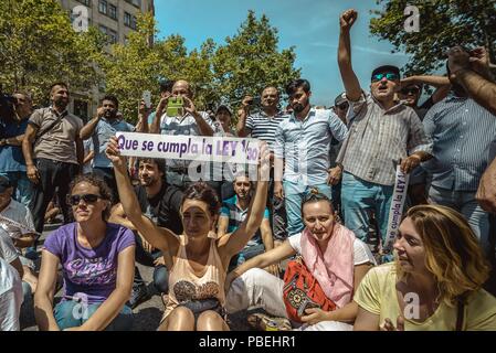 Barcelona, Spain. 28 July, 2018:  Taxi drivers shout slogans to protest the growing use of ride-hailing services which they consider an unfair competition during an unlimited strike. Credit: Matthias Oesterle/Alamy Live News Stock Photo