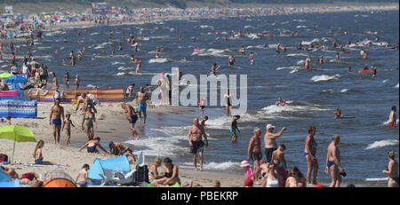 Zinnowitz, Germany. 28th July, 2018. The crowds at the Baltic Sea beach of Zinnowitz on the island Usedom are huge. Hundreds of people are looking for cooling at the Baltic Sea. Credit: Stefan Sauer/dpa-Zentralbild/dpa/Alamy Live News Stock Photo