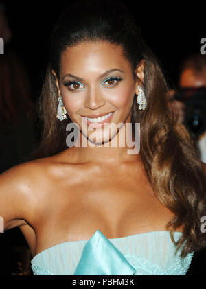 Beyonce Knowles  arriving at the DREAM GIRLS Premiere at the Wilshire  Theatre In Los Angeles.  headshot eye contact smile01 KnowlesBeyonce082 Red Carpet Event, Vertical, USA, Film Industry, Celebrities,  Photography, Bestof, Arts Culture and Entertainment, Topix Celebrities fashion /  Vertical, Best of, Event in Hollywood Life - California,  Red Carpet and backstage, USA, Film Industry, Celebrities,  movie celebrities, TV celebrities, Music celebrities, Photography, Bestof, Arts Culture and Entertainment,  Topix, headshot, vertical, one person,, from the year , 2006, inquiry tsuni@Gamma-USA.c Stock Photo