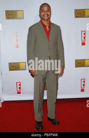 Cuba Gooding Jr. arriving at the 12th Annual  Critics Choice Awards ( from the Broadcast Film Association ) at the Santa Monica Civic Auditorium in Los Angeles. January 12, 2007.  eye contact full length beige mustard suit red shirtGoodingJrCuba087 Red Carpet Event, Vertical, USA, Film Industry, Celebrities,  Photography, Bestof, Arts Culture and Entertainment, Topix Celebrities fashion /  Vertical, Best of, Event in Hollywood Life - California,  Red Carpet and backstage, USA, Film Industry, Celebrities,  movie celebrities, TV celebrities, Music celebrities, Photography, Bestof, Arts Culture a Stock Photo