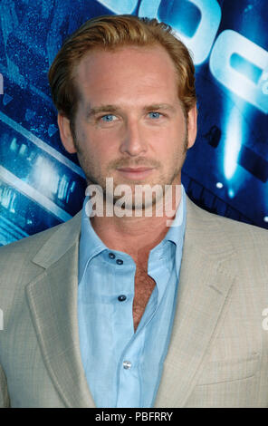 Josh Lucas arriving at the POSEIDON Premiere at the Chinese Theatre in Los Angeles. May 10, 2006.19 LucasJosh081 Red Carpet Event, Vertical, USA, Film Industry, Celebrities,  Photography, Bestof, Arts Culture and Entertainment, Topix Celebrities fashion /  Vertical, Best of, Event in Hollywood Life - California,  Red Carpet and backstage, USA, Film Industry, Celebrities,  movie celebrities, TV celebrities, Music celebrities, Photography, Bestof, Arts Culture and Entertainment,  Topix, headshot, vertical, one person,, from the year , 2006, inquiry tsuni@Gamma-USA.com Stock Photo