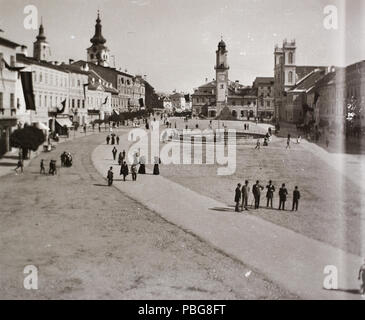 1593 Szlovák Nemzeti Felkelés (Slovenského národného povstania) tér (IV. Béla király tér), szemben az Óratorony, jobbra a Xavéri Szent Ferenc-székesegyház. Fortepan 92436 Stock Photo