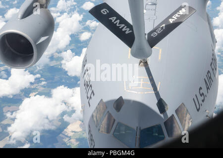 A C-17 Globemaster III aircraft assigned to Joint Base Charleston, South Carolina, receives fuel from a KC-135 Stratotanker aircraft assigned to MacDill Air Force Base, Fla., July 2, 2018. U.S. Air Force Academy and Reserve Officer Training Corps cadets witnessed the KC-135's role in Department of Defense missions around the globe. (U.S. Air Force photo by Airman 1st Class Ryan C. Grossklag) Stock Photo