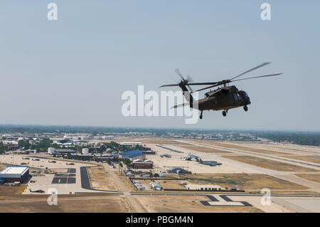 A UH-60 Black Hawk assigned to the Idaho Army National Guard’s 183rd Aviation Battalion positions to land at Gowen Field, Idaho, July 26, 2018. The Black Hawk helicopter is the U.S. Army’s primary medium lift utility transport and air assault aircraft. (U.S. Air National Guard photo by Airman 1st Class Taylor K. Walker) Stock Photo