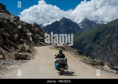 Road through the Himalayas from Manali to Leh/Ladakh, Kashmir, India 2018. Motorcyclists and passenger cars on narrow roads in the Himalayas. Stock Photo