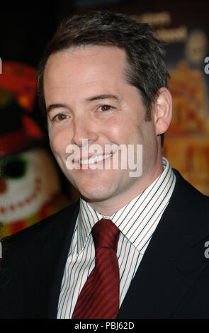 Matthew Broderick arriving at Deck The Halls Premiere at the Chinese Theatre in Los Angeles.  headshot smile  BroderickMatthew035 Red Carpet Event, Vertical, USA, Film Industry, Celebrities,  Photography, Bestof, Arts Culture and Entertainment, Topix Celebrities fashion /  Vertical, Best of, Event in Hollywood Life - California,  Red Carpet and backstage, USA, Film Industry, Celebrities,  movie celebrities, TV celebrities, Music celebrities, Photography, Bestof, Arts Culture and Entertainment,  Topix, headshot, vertical, one person,, from the year , 2006, inquiry tsuni@Gamma-USA.com Stock Photo