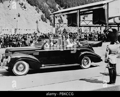 737 H.M. King George VI and Queen Elizabeth at Wolfe's Cove to begin their visit to Canada
