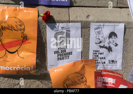 Barcelona, Catalonia, September 24, 2017: Banners on street claming justice and democracy for independence of Catalunya. Stock Photo