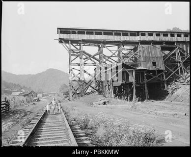 Abandoned tipple of mine which exploded last December. Kentucky Straight Creek Coal Company, Belva Mine, abandoned... - Stock Photo