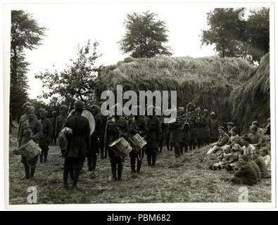 801 Indian infantry band 40th Pathans playing on a French farm (Photo 24-47) Stock Photo