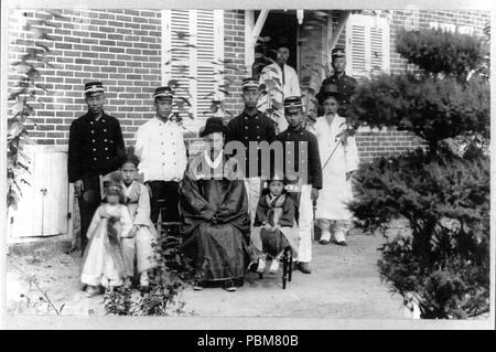 Father and family. Eleven people posed. Korea 1910-1920 Stock Photo