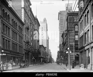 . English: King Street East, looking west towards Yonge Street. The John Catto and Son store and the King Edward Hotel are visible on the left. Toronto, Ontario. circa 1900 861 King Street, looking west from the John Catto and Son store - east of Yonge Street Stock Photo