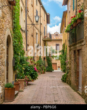 A narrow and picturesque road in Pienza, Province of Siena, Tuscany, Italy. Stock Photo