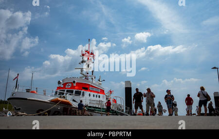 Wilhelmshaven, Germany. 29th July, 2018. Visitors passing by the rescue cruiser 'Hannes Glogner' at the German Maritime Rescue Day (DGzRS). Credit: Mohssen Assanimoghaddam/dpa/Alamy Live News Stock Photo