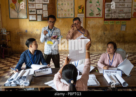 Phnom Penh, Cambodia. 29th July, 2018. A woman shows observers the voting paper while voicing out what it has marked.Cambodia voted on July 29 in an election set to extend strongman premier Hun Sen's 33 years in power after the only credible opposition was dissolved, effectively turning the country into a one-party state. Credit: Enric CatalÃ Contreras/SOPA Images/ZUMA Wire/Alamy Live News Stock Photo