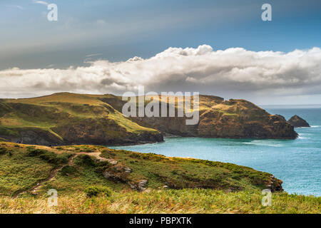 Cornwall, UK, 29 July 2018. UK Weather - Strong winds persist as the torrential rain fades away to leave the North Cornish coast bathed in sunshine as walkers enjoy spectacular views on the coastal path between Tintagel and Boscastle. Credit: Terry Mathews/Alamy Live News Stock Photo