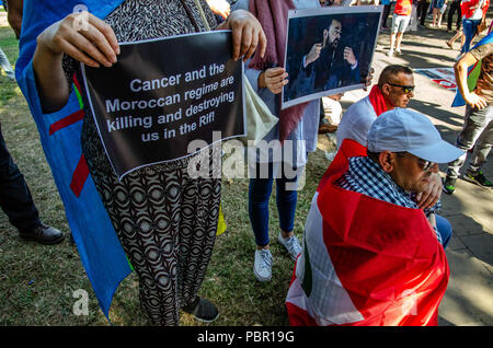 Barcelona, Catalonia, Spain. 29th July, 2018. Two women are seen during the demonstration showing placards. More than 500 people from the Rif community in Barcelona have demonstrated to show their support for the political prisoners imprisoned by the Moroccan regime. The leader of the Rif protests, Naser Zafzafi was sentenced to 20 years in prison last June. The protests in support of the Rif began with the death of a vendor last October 2016. Credit: Paco Freire/SOPA Images/ZUMA Wire/Alamy Live News Stock Photo