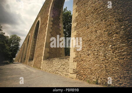 AJAXNETPHOTO. LOUVECIENNES, FRANCE. - MACHINE DE MARLY - THE AQUADUCT OF LOUVECIENNES SITUATED TO THE WEST OF PARIS. BUILT IN 1681-85 BY JULES HARDOUIN-MANSARD AND ROBERT DE COTTE. CEASED TO BE USED IN 1866 WHEN IT WAS REPLACED BY PIPES.  PHOTO:JONATHAN EASTLAND/AJAX REF;RD1 120906 2348 1 Stock Photo