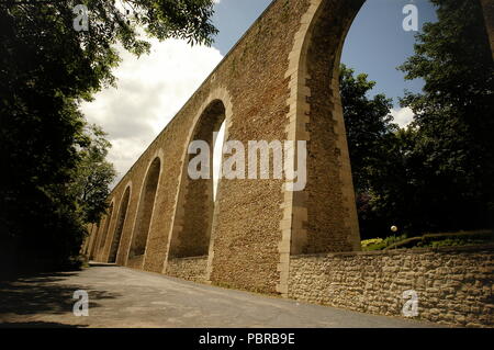 AJAXNETPHOTO. LOUVECIENNES, FRANCE. - MACHINE DE MARLY - THE AQUADUCT OF LOUVECIENNES SITUATED TO THE WEST OF PARIS. BUILT IN 1681-85 BY JULES HARDOUIN-MANSARD AND ROBERT DE COTTE. CEASED TO BE USED IN 1866 WHEN IT WAS REPLACED BY PIPES.  PHOTO:JONATHAN EASTLAND/AJAX REF;RD1 120906 23501 1 Stock Photo