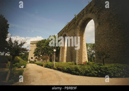 AJAXNETPHOTO. LOUVECIENNES, FRANCE. - MACHINE DE MARLY - THE AQUADUCT OF LOUVECIENNES SITUATED TO THE WEST OF PARIS. BUILT IN 1681-85 BY JULES HARDOUIN-MANSARD AND ROBERT DE COTTE. CEASED TO BE USED IN 1866 WHEN IT WAS REPLACED BY PIPES.  PHOTO:JONATHAN EASTLAND/AJAX REF;R120906 2354 1 Stock Photo