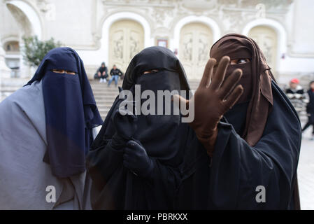 February 15, 2013 - Tunis, Tunisia: Salafi Islamist women in niqab argue with a man in front of Tunis national theatre, a place where political demonstrations are usually held. Des Tunisiennes portant le voile integral se disputent avec un homme a Tunis. *** FRANCE OUT / NO SALES TO FRENCH MEDIA *** Stock Photo