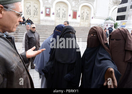 February 15, 2013 - Tunis, Tunisia: Salafi Islamist women in niqab argue with a man in front of Tunis national theatre, a place where political demonstrations are usually held. Des Tunisiennes portant le voile integral se disputent avec un homme a Tunis. *** FRANCE OUT / NO SALES TO FRENCH MEDIA *** Stock Photo